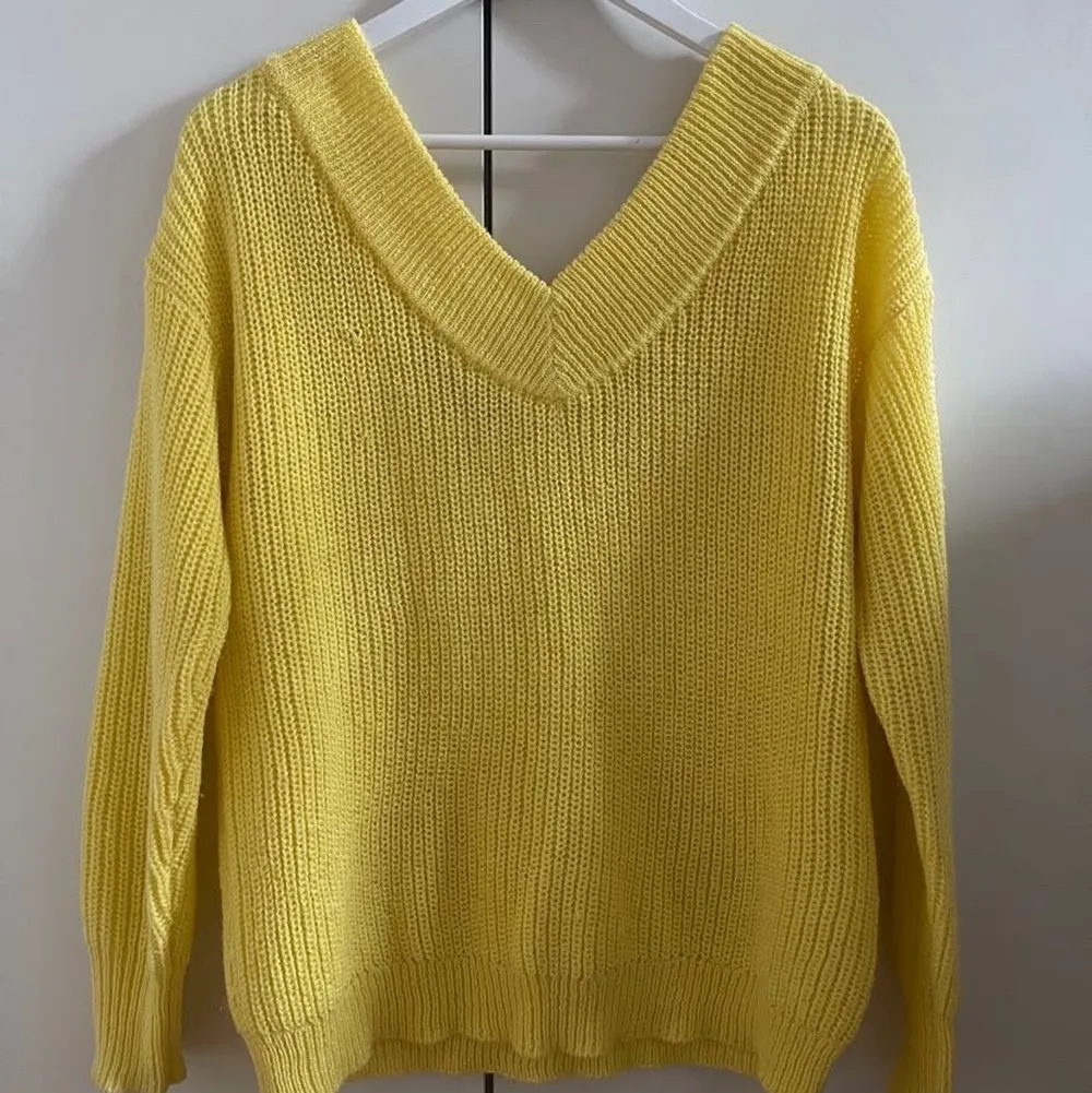 Säljer denna stickade gula tröjan i storleken M som jag köpte för ett tag sen men som tyvärr inte har kommit till användning. Kontakta mig vid intresse!. Stickat.