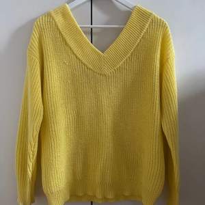 Säljer denna stickade gula tröjan i storleken M som jag köpte för ett tag sen men som tyvärr inte har kommit till användning. Kontakta mig vid intresse!