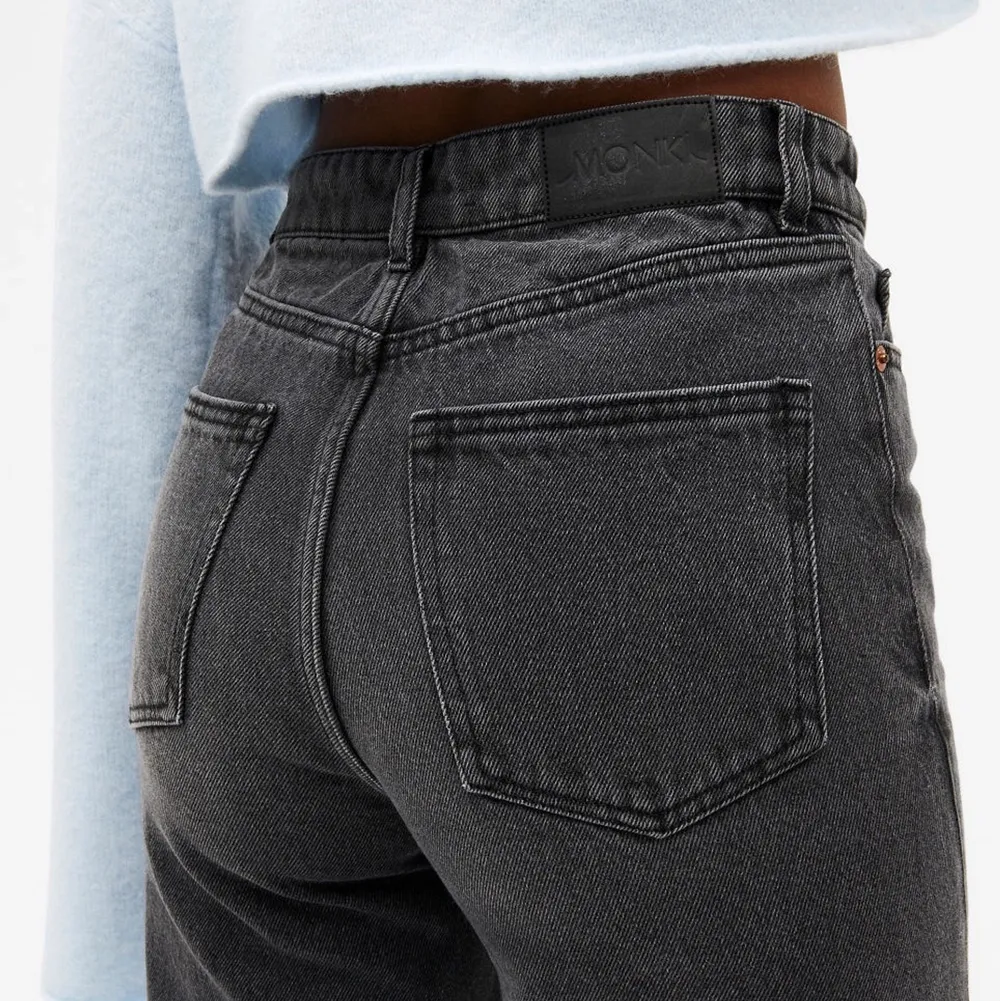 Svarta (washed black) jeans från monki i strl 27. Sparsamt använda. Säljer billigt då det inte riktigt är min stil längre🥰🤷‍♀️. Jeans & Byxor.