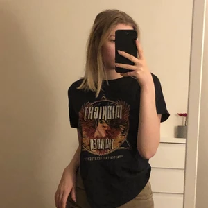 Gina Tricot T-shirt - En cool t-shirt från gina tricot som passar med allt, säljer då den ej kommer till användning hos mig längre, men hoppas att den kan hitta ett nytt hem med någon som är lika glad över den som jag var förut!💗 Tröjan är i gott skick! Köparen står för frakten men fraktkostnaden kan variera!