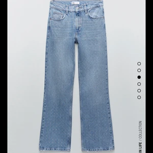 Strass jeans - Säljer dessa sjukt snygga jeans från zara med strass stenar, finns inte att köpa längre tror dom va limited, har använt mina ca 4 gånger så väldigt bra skick! Nypriset va 560 kr säljer mina för 350 