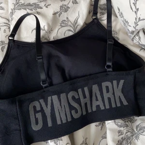 Sport bh - Gymshark - Säljer den här sportbhn då den tyvärr är för liten på mig💖 Ordinarie pris 399kr