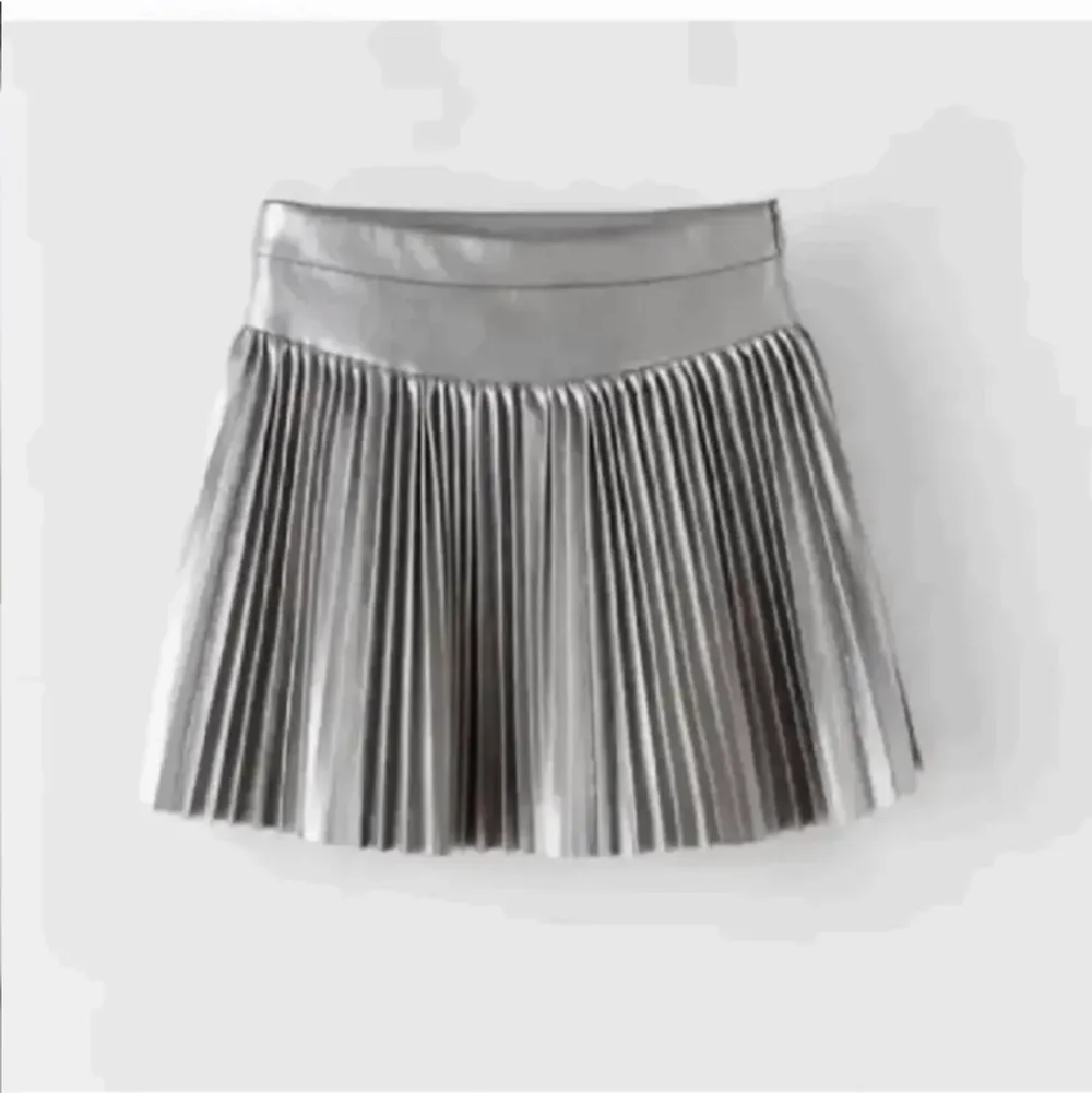 Säljer denna snygga silver kjolen från zara. Perfekt till nyår. Är i storlek 13-14 men passar xs-s. Köparen står för frakten💕💕. Kjolar.
