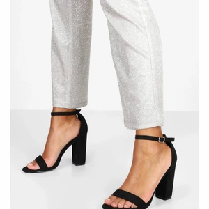 Svart klacksko - Säljer 2 par klackar i storlekarna 37&38, köpta sommaren 2020 men har inte kommit till användning då dem inte passade. Klackhöjd är 10,5 cm. Endast provade. Lådorna dem kom i finns kvar. Pris kan diskuteras.