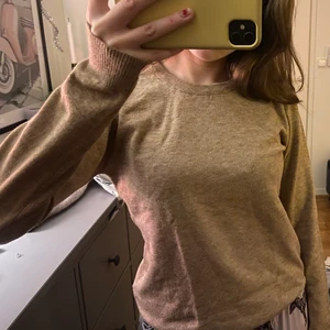 Tröja - Säljer denna beiga tröjan jag aldrig använt för jag har en liknande💕