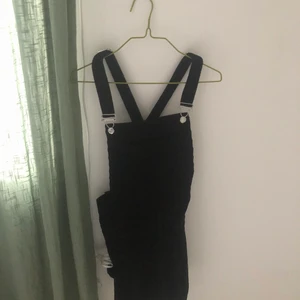 Manchester kjol - Svart manchester kjol med hängslen. Fint skick då den bara är använd någon enstaka gång. 150kr+frakt💛