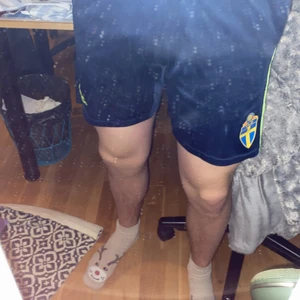 Adidas Sverige shorts - SVFF shorts som är i storlek s, dem är lite slitna på baksidan men är inget jag tror man kommer tänka på i och med att de e fotbolls byxor som e meningen att man ska kunna slita lite på, säg ett pris så diskuterar vi 