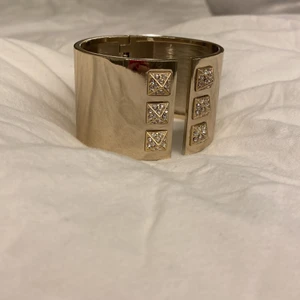 Nit armband Victoria’s secret - Guldigt armband med nitar på. Köpt på Victoria’s secret i Miami. Aldrig använt. Inte någon repa eller liknande.