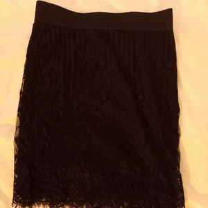 Kjol från vero moda - Använts ca:4 gånger. Passar dom som har storlek xs. Priset kan diskuteras:)inte bästa bilden men skriv om du vill se den på🫶🏻