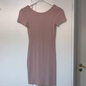 Rosa klänning som är använd endast 1 gång. Klänningen är från bikbok i storlek. XS! Köparen står för frakten🤗