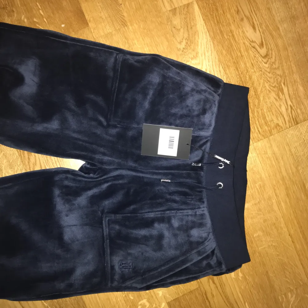 Hej, säljer ett par helt nya Juice Couture byxor i färgen Navy Dark Blue. Dem är aldrig använda och har lappen kvar. Storlek S. Jeans & Byxor.