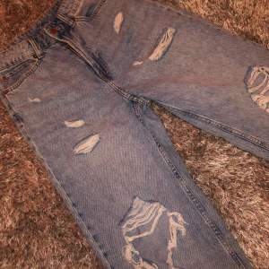Snygga Mom jeans oanvänd❤️ storlek 38❤️ hör gärna av dig om du har frågor eller intresse😊