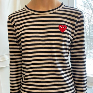 Cdg tröja  - En långärmad t-shorts från cdg i bra skick. Storlek s.