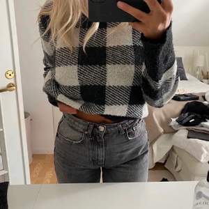 Jätteskön stickad tröja från h&m!! Säljer då jag inte använt den något så inte värt att ha kvar❤️ Storlek S, köpte den från @freja1011 på plick och de är hennes bilder också!! Skriv privat för att få mina egna bilder!🥰