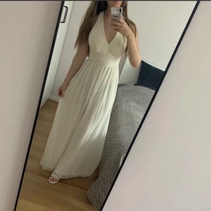 White NLY dress size 34 - Dress is in perfect condition, only used once. Open back. Has cups, so bra not needed. I am 161 cm and the length fits perfectly. 