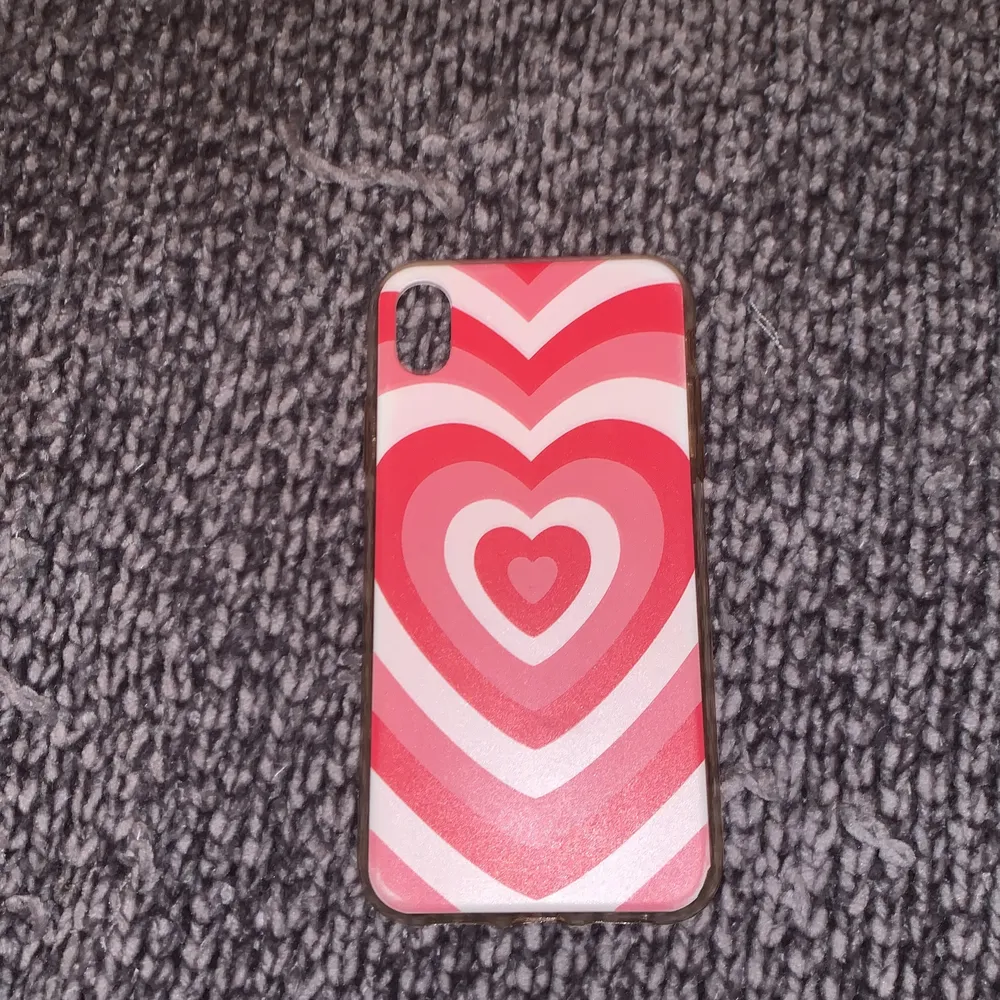 Säljer ett jätte fint hjärt skal till iPhone xr⚡️❤️(jag använde de i typ en vecka och sen så gick min mobil sönder så har en annan iPhone nu och kan då inte ha det här skalet⚡️❤️. Övrigt.