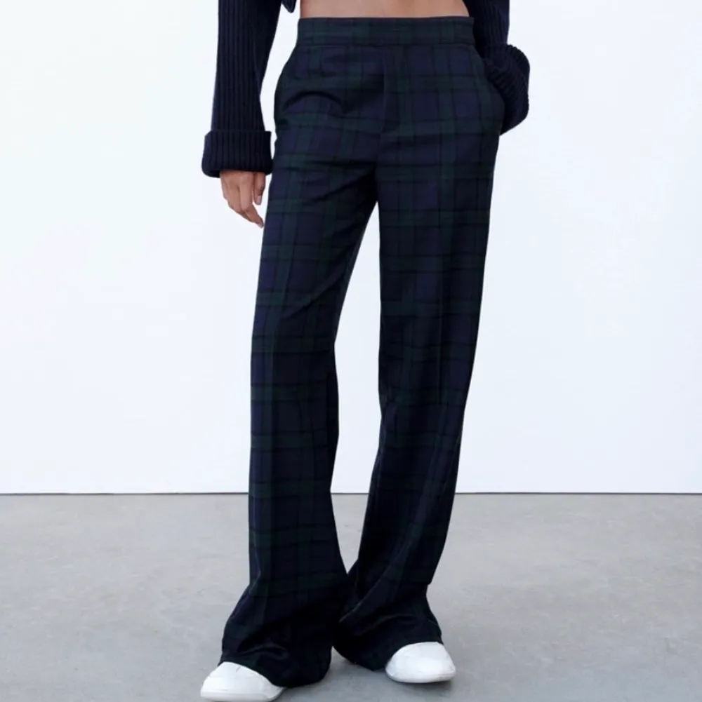 Säljer dessa kostymbyxor från zara som är slutsålda på hemsida.  Har normalt S, sitter low waist . Jeans & Byxor.