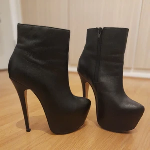 Stilrena platå- och stilettklackar(15cm) - Alldeles för små för mig då jag har stl 39. Har dock använts av en väninna en enstaka gång men de är i mycket fint skick och finns inget anmärkningsvärt eller några defekter. Lagt upp annons på flera sidor. Finns i Göteborg men kan postas då köpare betalar frakt. Kan även gå ner lite i pris vid snabb affär. Har fler bilder som kan skickas vid intresse. Ha det fint så länge, hoppas vi hörs.