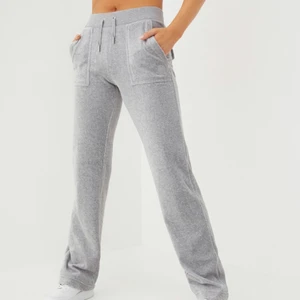 Juicy Couture  - Lägger upp igen pga oseriös köpare! Denna gången startar jag ingen budgivning pga att det flesta som la bud var oseriösa. Byxorna är i storlek S och är i bra skick! Köpta på Raglady för ca 2 år sedan. Jag är ca 168 och dom passar bra. Slutsålda!🤍 direkt köp 800