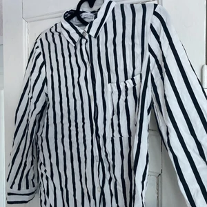 Randig skjorta  - En superfin skjorta i väldigt bra skick. Lite tajtare i modellen och lite kortare armar. Säljer för att jag växt ur den. Går att bära både öppen och stängd 
