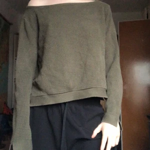 mörkgrön tröja - Fin långärmad mörkgrön/grå tröja! Jag på bilden är XS och tröjan är lite stor. Större halskrage så man kan bära tröjan lite hur som helst. 