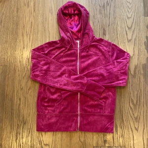 Zip-up hoodie  - Säljer denna skit coola zip-up hoodien med silkes luva vilket är perfekt om man inte viln få statiskt hår! Älskar den men behöver pengar 