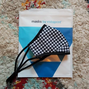 Munskydd Huntand - Hundtandsmönstrat munskydd med inbyggt filter och bra andningsförmåga. Munskyddet är endast provat.