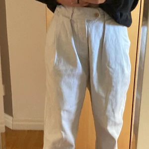 🤍vintage vita jeans 🤍 - säljer dessa jeans då dom tyvärr inte kommer till användning! Dom sitter bra i midjan men är lite mer baggy! de har små röda detaljer vid midjan (bild 3) Vid fler bilder eller frågor tveka inte att fråga✨