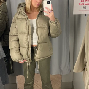 Vinter jacka  - Hej säljer denna igen pågrund av osäriös köpare om fler budar startar jag budgivning, köpare står för frakt! Helt ny oanvänd slutsåld pufferjacka från HM🙌🏽 storlek S och den är så stor så du får plats med tjocka tröjor under 