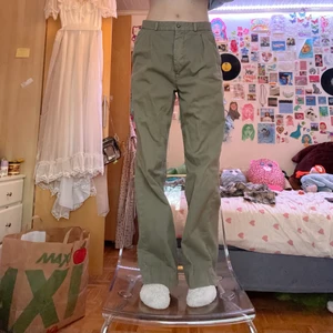 Acne byxor  - Super coola byxor från acne jeans. Säljer då dom är förstora. Bra skick, dock har en knapp lossnat på ena fickan men inget som syns. Jag är 173cm lång☺️. Köparen står för frakt 📦 (66kr). Hör av dig vid frågor eller funderingar🥰