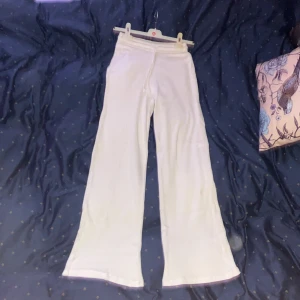 Ribbstickade byxor  - Säljer dessa vita vida ribbstickade byxor i strl S från Zara. Använd ett fåtal ggr. Hör av dig om du är intresserad💕💕