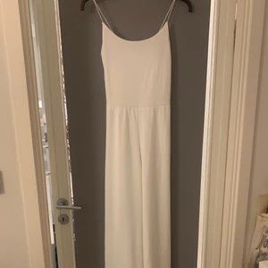 Byxdress - Vit byxdress i storlek s, köparen står för frakten!