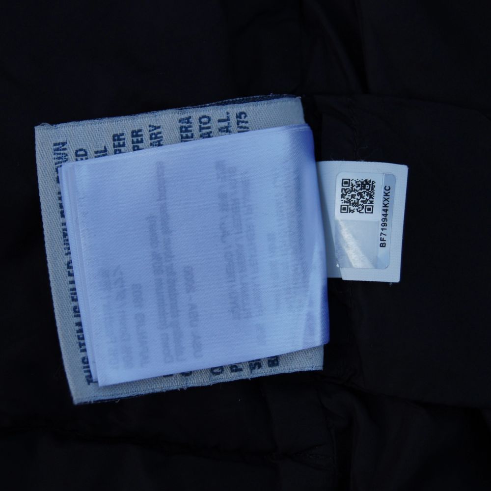 Moncler Jacka (dam). Size: 4, passar S/M. Mindre vita fläckar (se bilder), går antagligen bort i tvätt. Därav lägre pris.. Jackor.