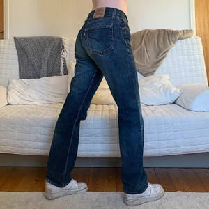 Levis 501 - Säljer dessa klassiska Levis 501or i storlek W32L32, 80cm midja och 80cm innerbenslängd❤️ Jag på bilderna är 172cm lång och brukar bära storlek 38/S-M/W28💓