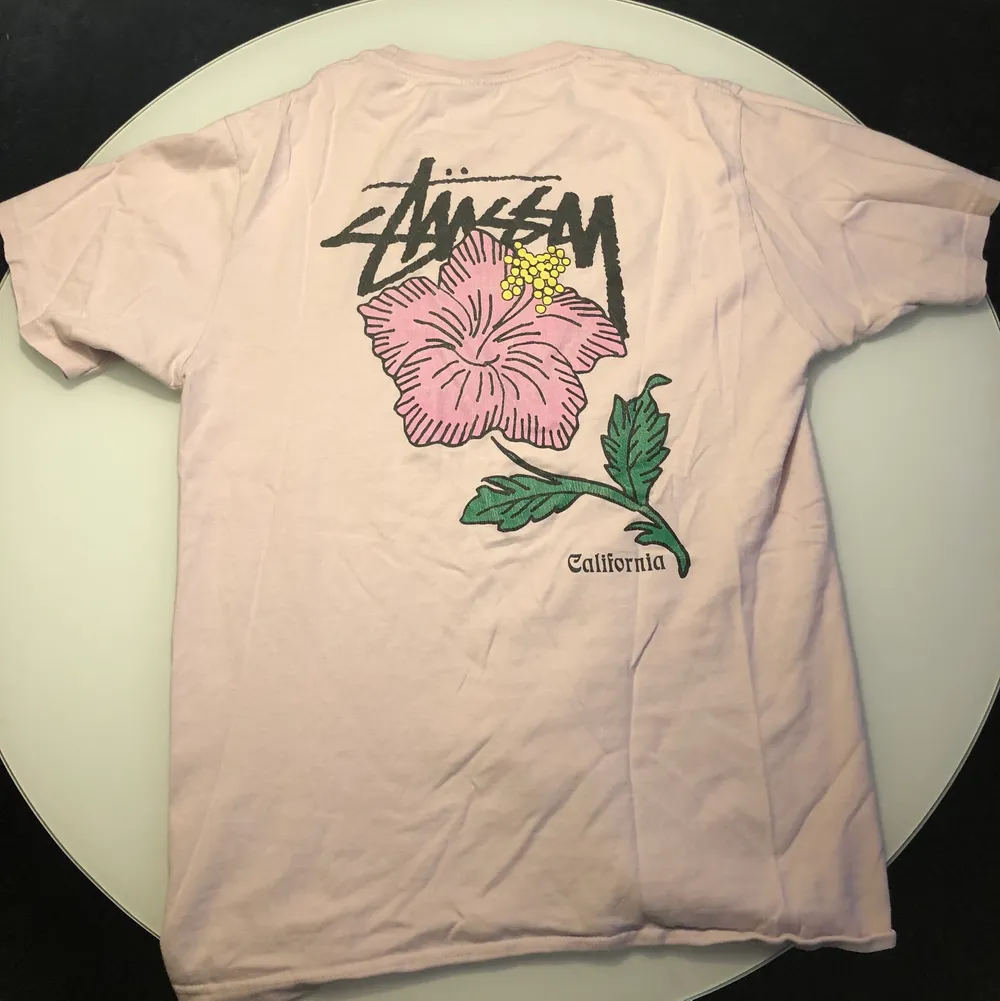 Här är en jättefin, rosa tröja från Stussy. Den är använd ett fåtal gånger så den är som ny! Kan mötas upp i Nacka eller frakta den men då står köparen för fraktkostnaden som inte är inräknad i priset.. T-shirts.