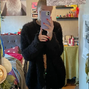 Mysig kofta - Suuuper mysig svart kofta. Den är i XL och jag har vanligtvis S/M och denna är något för stor på mig. Kommer jag ihåg är den köpt från Ullared för nåt år sen