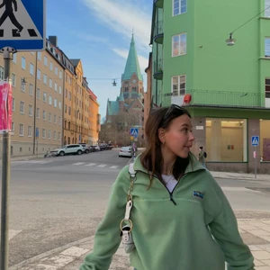 Junkyard - Säljer denna gröna fleece nu till våren. Den är köpt förra året men jag säljer för den ej kommer till användning längre :/ kan mötas upp i Stockholm stad annars är det exkl frakt 