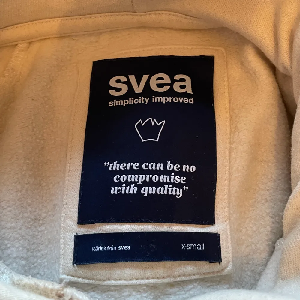 Säljer denna väldigt sparsamt använda hoodie från Svea. Den är i färgen beige och på bild 2 ser man att den ha fickor. Den är köpt från en Svea butik och kommer jag ihåg rätt kostade den runt 300kr (nedsatt). . Hoodies.