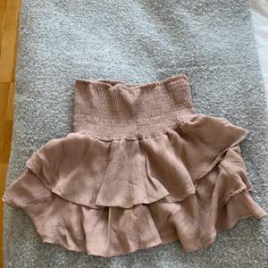 Säljer denna fina volangen kjolen i en ljus brun färg, aldrig använd då den va för liten (köp direkt 170kr)