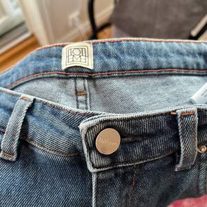 Nästintill helt nya snygga jeans från Totéme. Superfin kavlité med 97% bomull. Använda ett fåtal gånger och säljer ny pga för små. En klassisk modell som funkar till allt! Nypris 1999kr