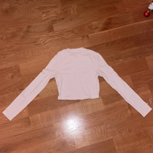 Vit tajt tröja  - En skit snygg vit tajt tröja från shein. Materialet är väldigt bra inte plastigt eller tunt. Den är mittemellan lång och kort i magen och är bra tjocklek för året om. Använder inte mer och har knappt för gillar inte direkt tajta tröjor men ändå väldigt fin. Att betala: pris+frakt💕