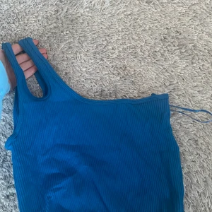 Blått linne Zara - Säljer detta blåa coola linne från Zara, jätte skönt till sommaren!! Köpt för 250kr säljer för 120kr. Pris kan sänkas vid snabb affär!!