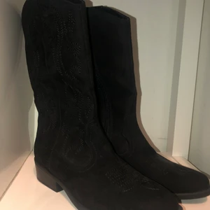 Skor  - Svarta cowboy boots, ej använda ✨Frakt +79kr✨