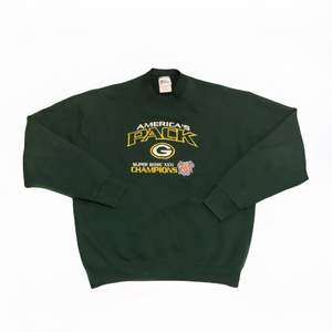  En grön americas pack sweatshirt (XXL superbowl). Materialet är tjockt och tröjan har inga defekter. Först till kvarn! Storleken är som en L