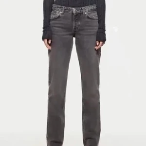 Zara gråa jeans - Säljer dessa gråa jeans i storlek 32 men passar även 34, i mycket bra skick. Köparen står för frakten❤️❤️