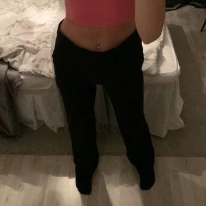 Kostymbyxor  - Säljer mina helt slutsålda svarta kostymbyxor från ASOS då dem är alldeles för stora och långa för mig, det är storlek 36 men skulle mer säga att dem är storlek 38/40 då dem är väldigt stora i storleken! 💞