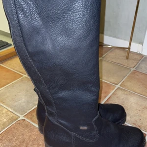 Rieker stövlar - Rieker stövlar med fordring i, knappt använda så jätte fint skick. Kostar 900kr nya 