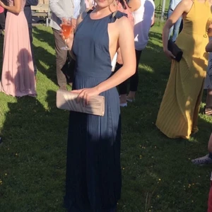 Balklänning - Säljer min fina balklänning!😍😩 Jag är 158cm ungefär och den är uppsydd och jag har kanske 10cm klack? Kan mäta klacken om det behövs. Skriv för frågor och fler bilder!