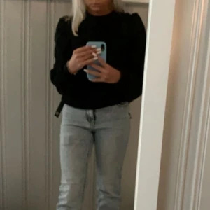 Sweatshirt - Fin sweatshirt från H&M med lite puff på axlarna. Perfekt till kalas eller en vanlig skoldag 🖤 Lite nopprig men annars hel och fin. 