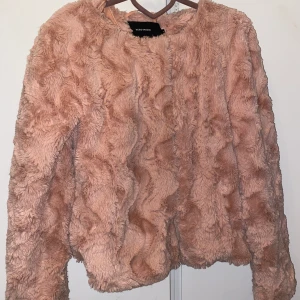 Jacka i fuskpäls  - Fuskpäls jacka, storlek M